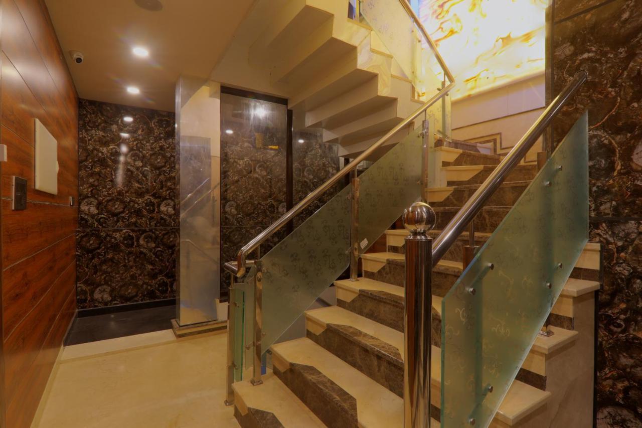 Shri Tirupati Residency Hotel ลัคเนา ภายนอก รูปภาพ